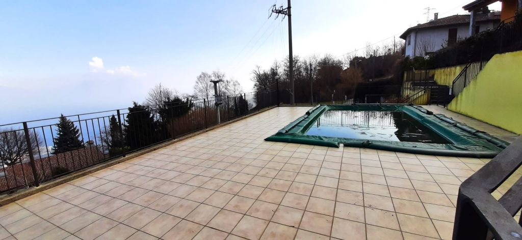 Appartamento bilocale affacciato sul Golfo Borromeo inserito  in piccolo residence con piscina prime alture di Stresa